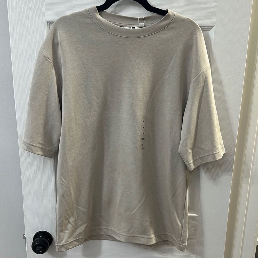 Uniqlo Men's Light Gray Short Sleeve Tee